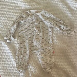 Magnetic Me Gray and White Patterned Footie